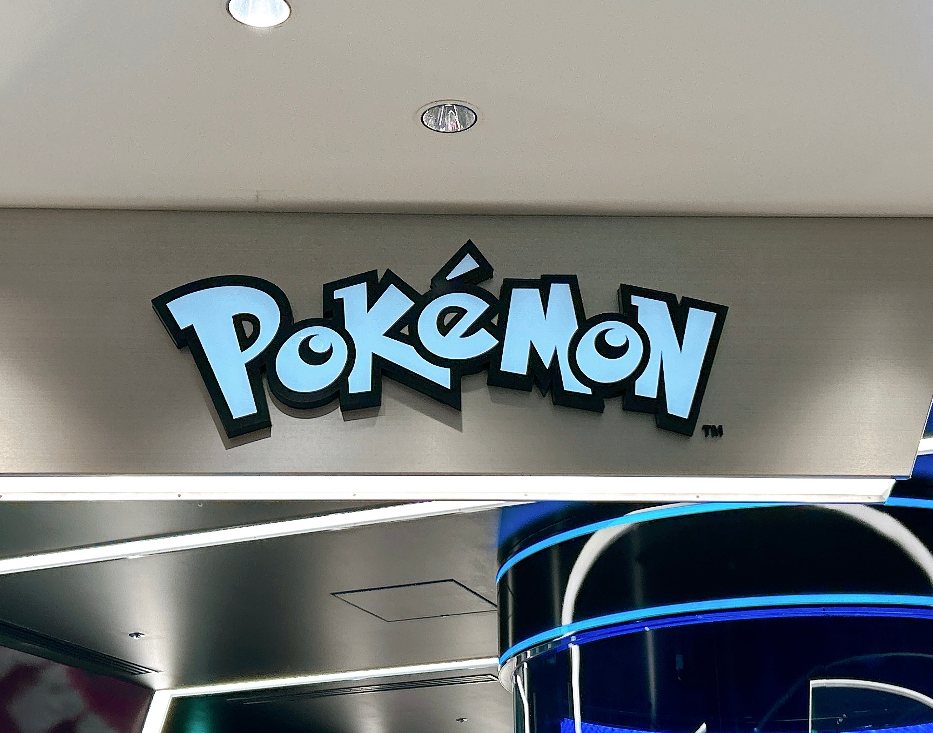 ポケモンショップの看板が上部に表示された店内の様子。