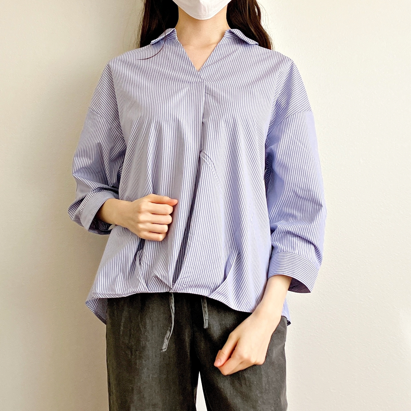 ハニーズの「8分袖裾タックブラウス」