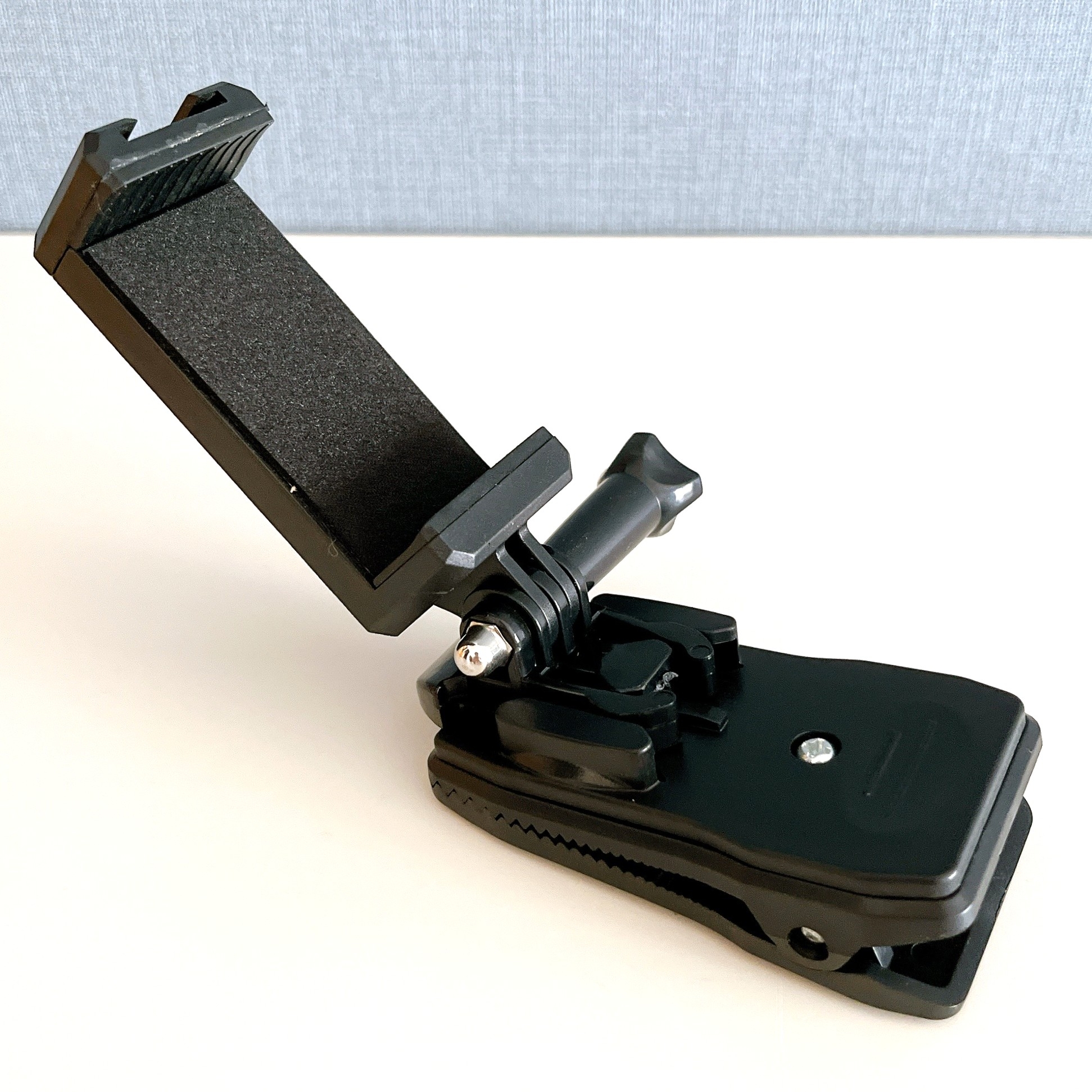 3COINSの「バッグパック用トラベルスマホホルダー」