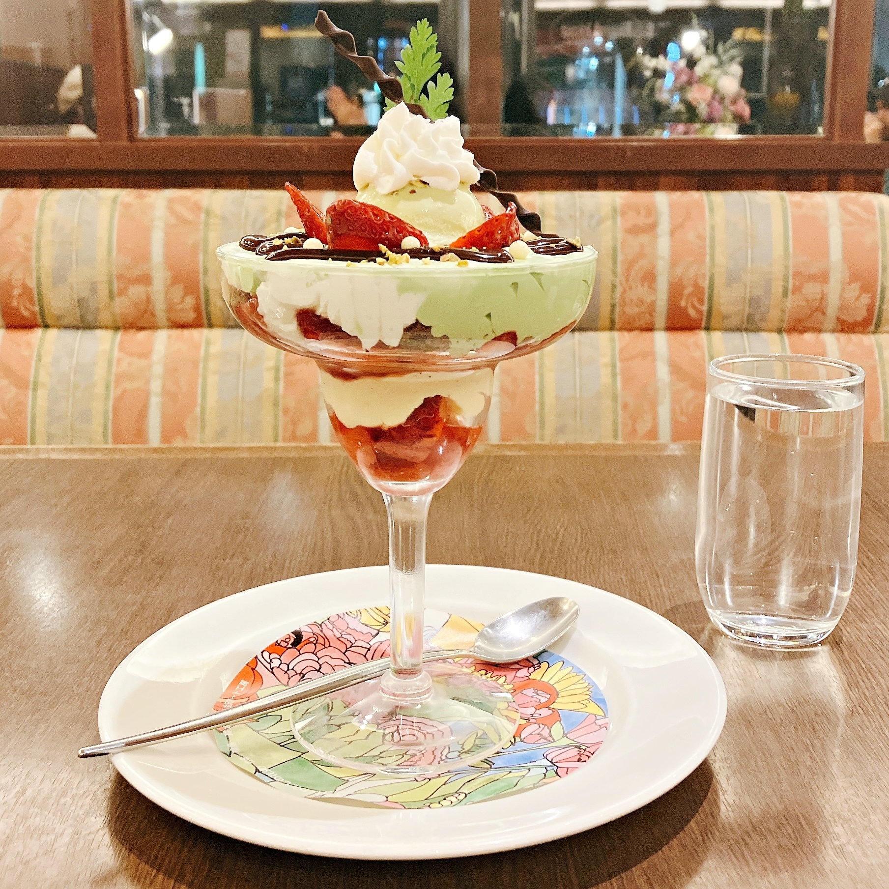 Royal Host（ロイヤルホスト）の「苺とピスタチオのケーキ仕立て」