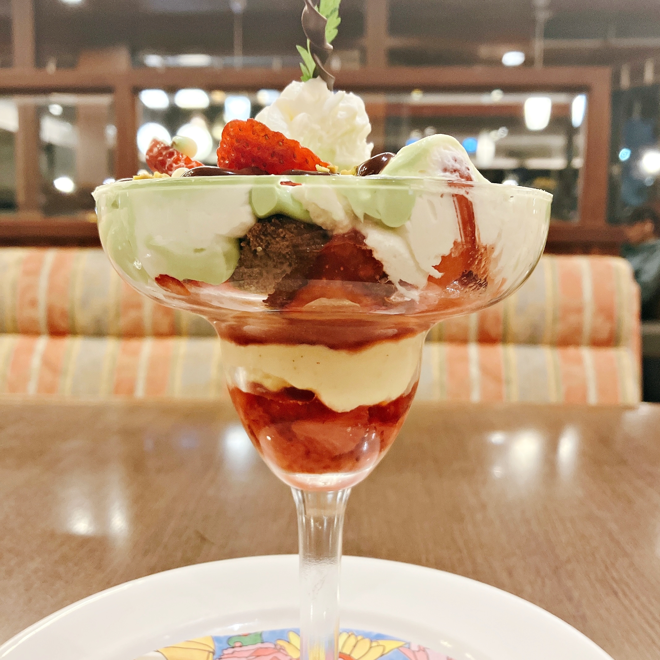 Royal Host（ロイヤルホスト）の「苺とピスタチオのケーキ仕立て」