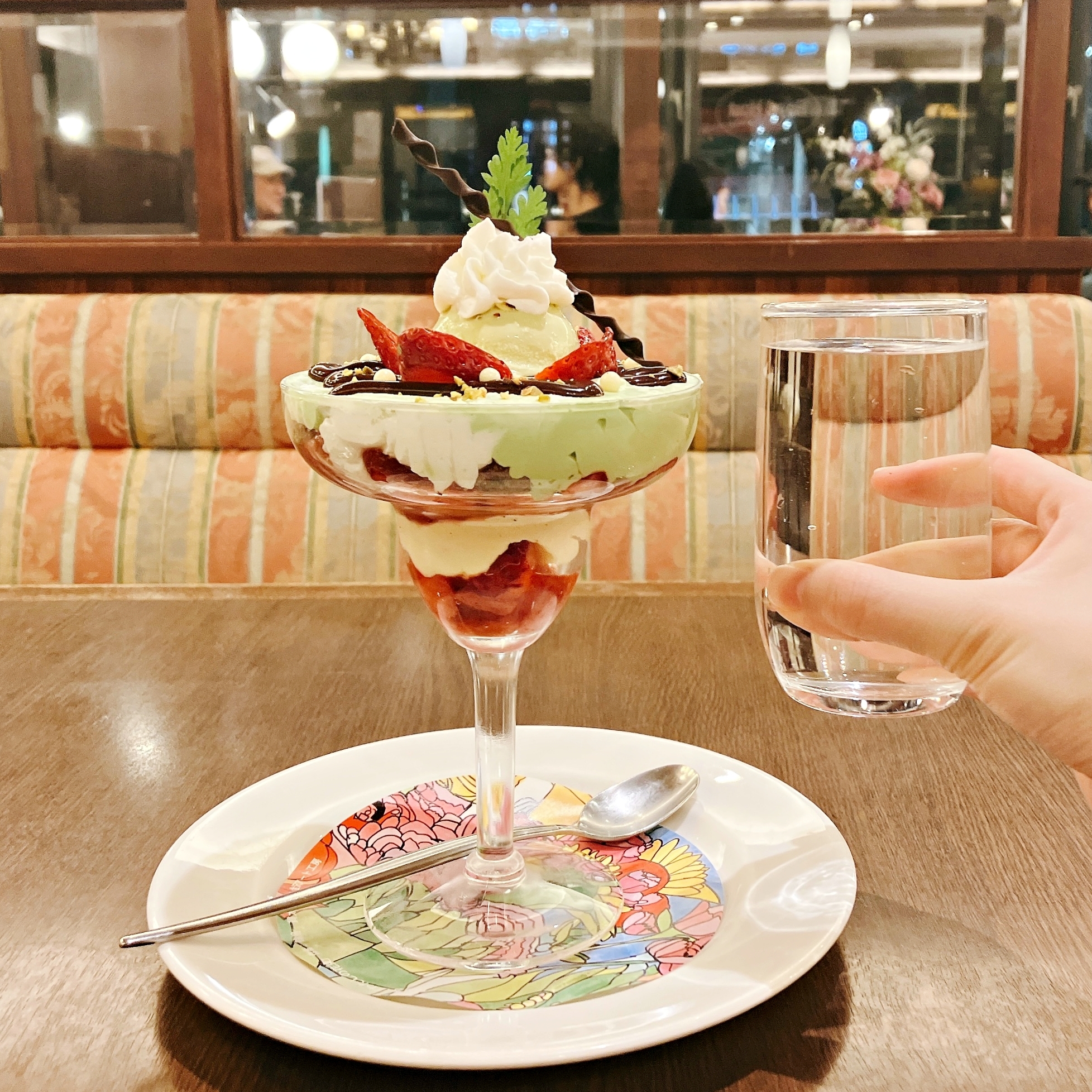 Royal Host（ロイヤルホスト）の「苺とピスタチオのケーキ仕立て」