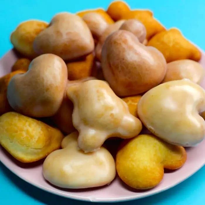 ハート形の焼き菓子が皿に盛られている。