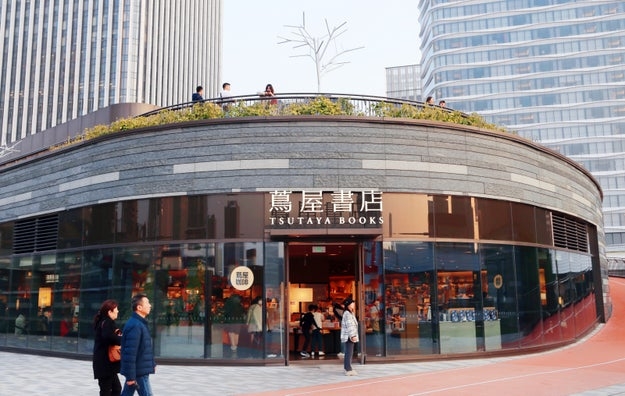 中国・上海にある「上海前灘太古里 蔦屋書店」2024年3月撮影(Cfoto / Future Publishing via Getty Images)
