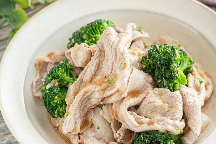 皿に盛られた薄切りの肉とブロッコリーの料理。