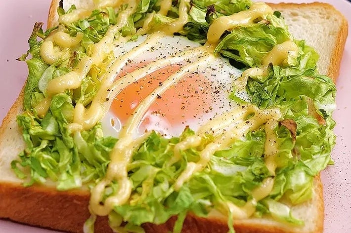 レタスと目玉焼きがのったトースト、マヨネーズのトッピング。