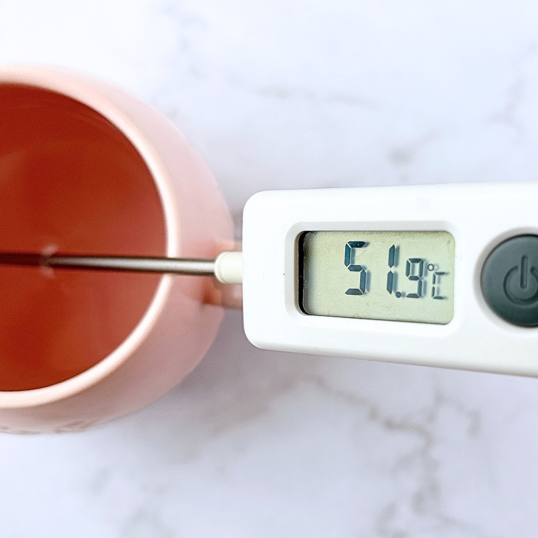 温度計がカップの中に差し込まれ、51.9°Cを表示しています。