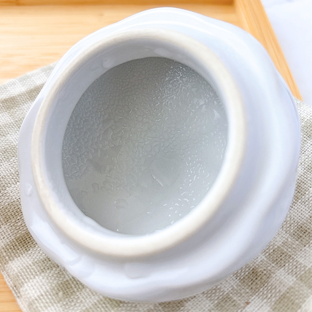 白い容器に保存されたゼリー状の物質が見えます。