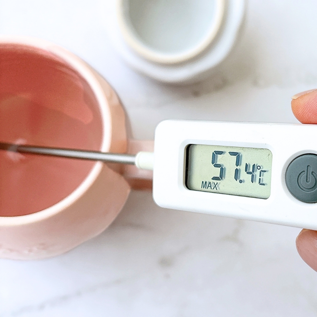 手元にあるデジタル温度計が57.4℃を表示。ピンクのマグに挿入されている。