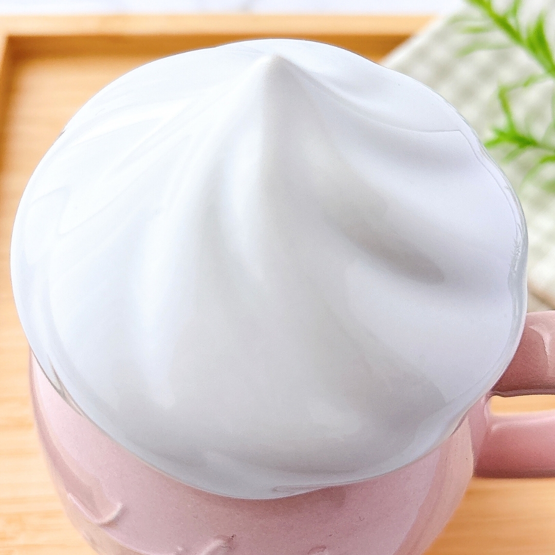 カップに載った白い泡の形が印象的なデザインの飲み物。