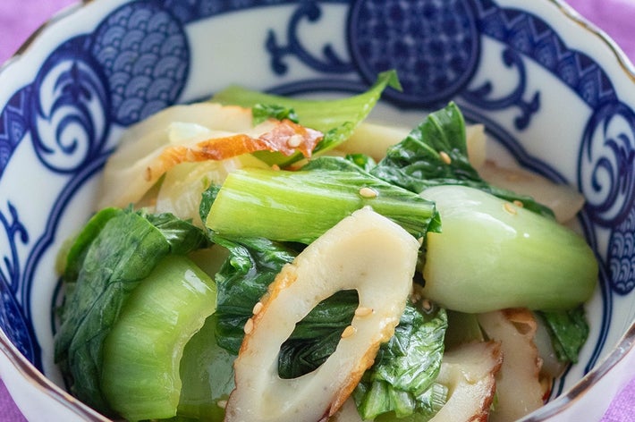 チンゲン菜とちくわの和風サラダが器に盛られている。