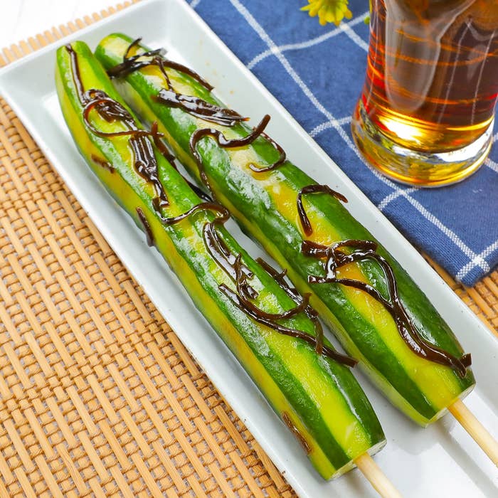 皿にのった2本のキュウリ串。昆布が上にのせられ、涼しげな夏の前菜として提供されている。