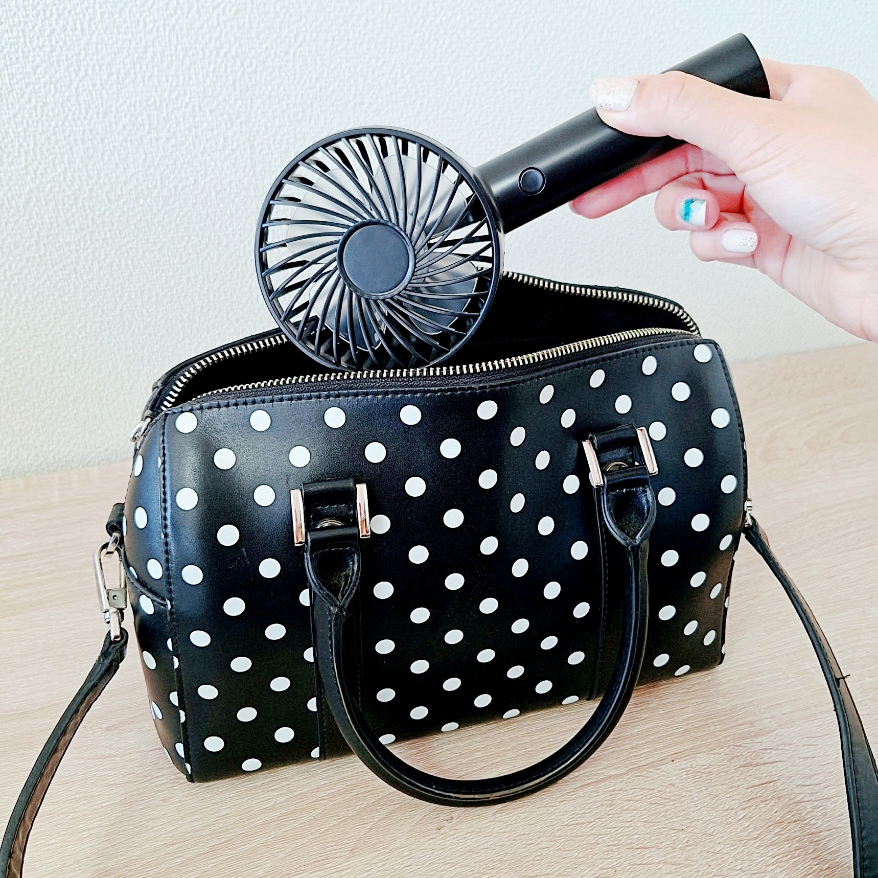 ダイソー「ハンディファン（スタンド付、黒）」