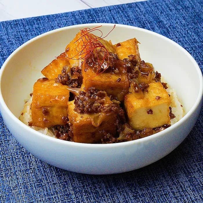 ボウルに入った揚げ豆腐の料理。刻んだ薬味がかかっている。