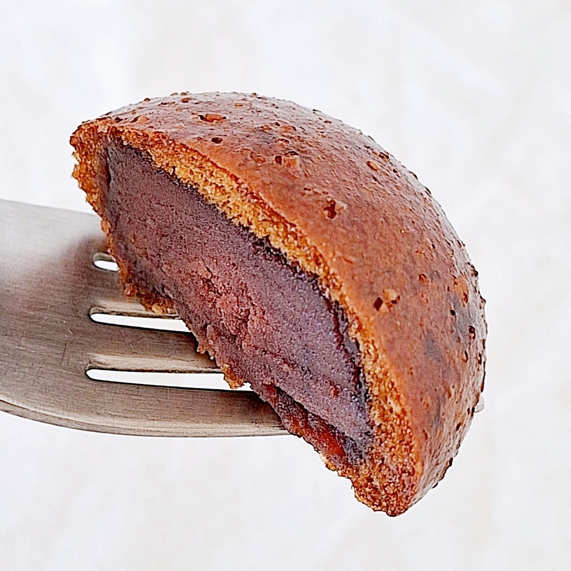 フォークにのった焼き上げられた小豆のかたまりの断面。