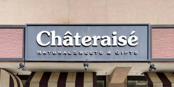 シャトレーゼの看板が店頭に掲げられている。テキストは「Châteraisé Natural Sweets & Gifts」と表示されている。