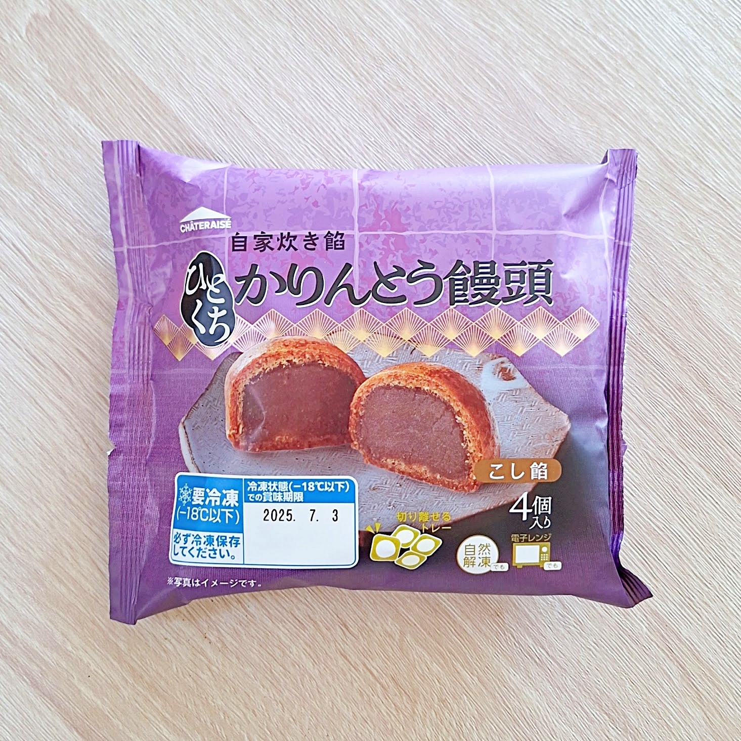 紫色の袋に包装されたあんパンのパッケージ。2025年7月3日の賞味期限と4個入りと記載。
