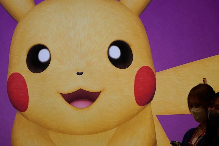 「ポケットモンスター　スカーレット・バイオレット」発売記念イベントに掲示されたピカチュウ（時事通信）