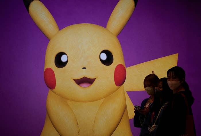 「ポケットモンスター スカーレット・バイオレット」発売記念イベントに掲示されたピカチュウ(時事通信)