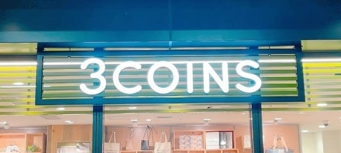 「3COINS」と書かれたショップの入り口。バッグや雑貨がディスプレイされている。
