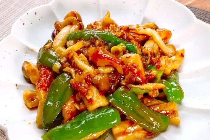 皿に盛られた野菜炒めの料理。ピーマンとキノコが見える。