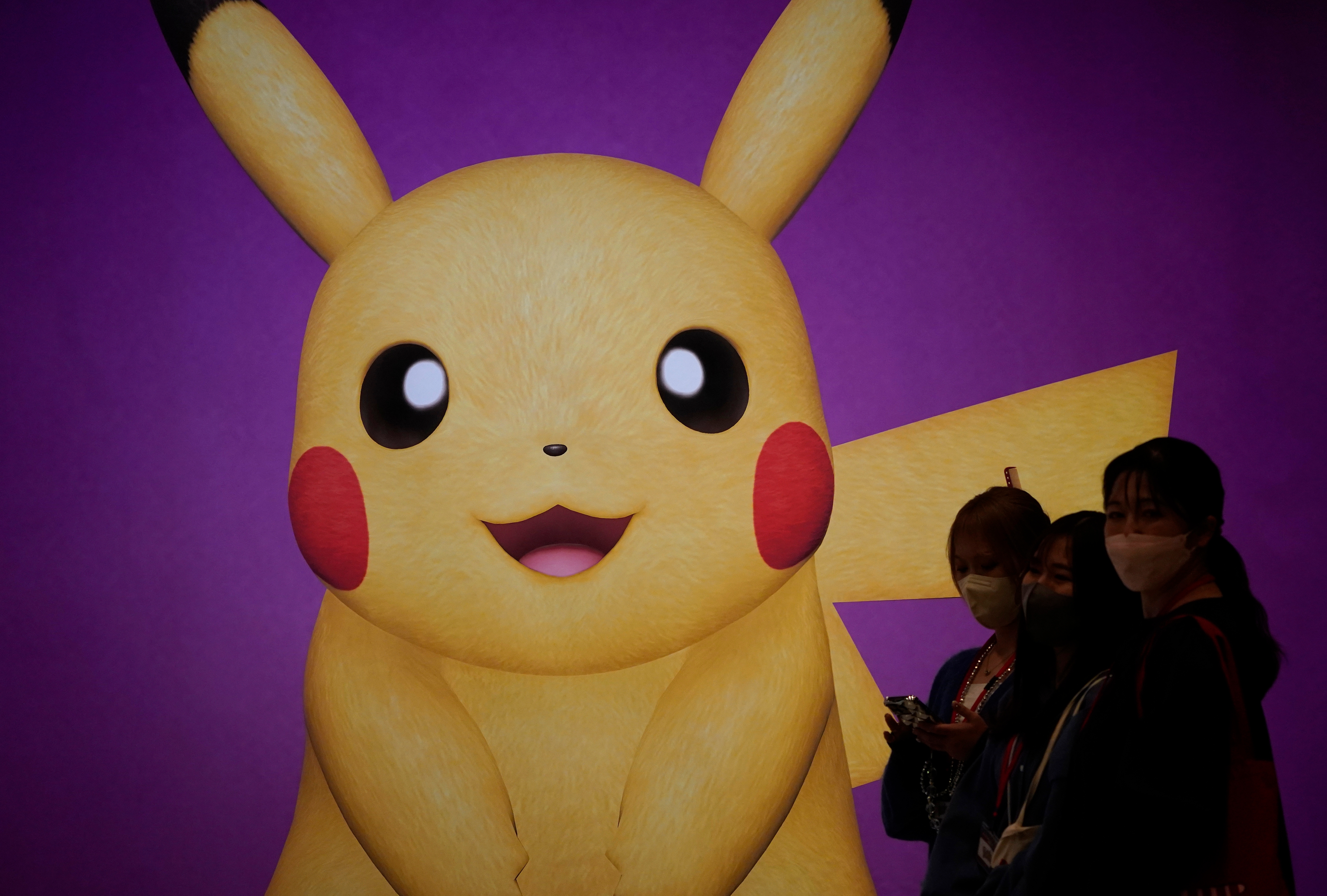 「ポケットモンスター　スカーレット・バイオレット」発売記念イベントに掲示されたピカチュウ（時事通信）