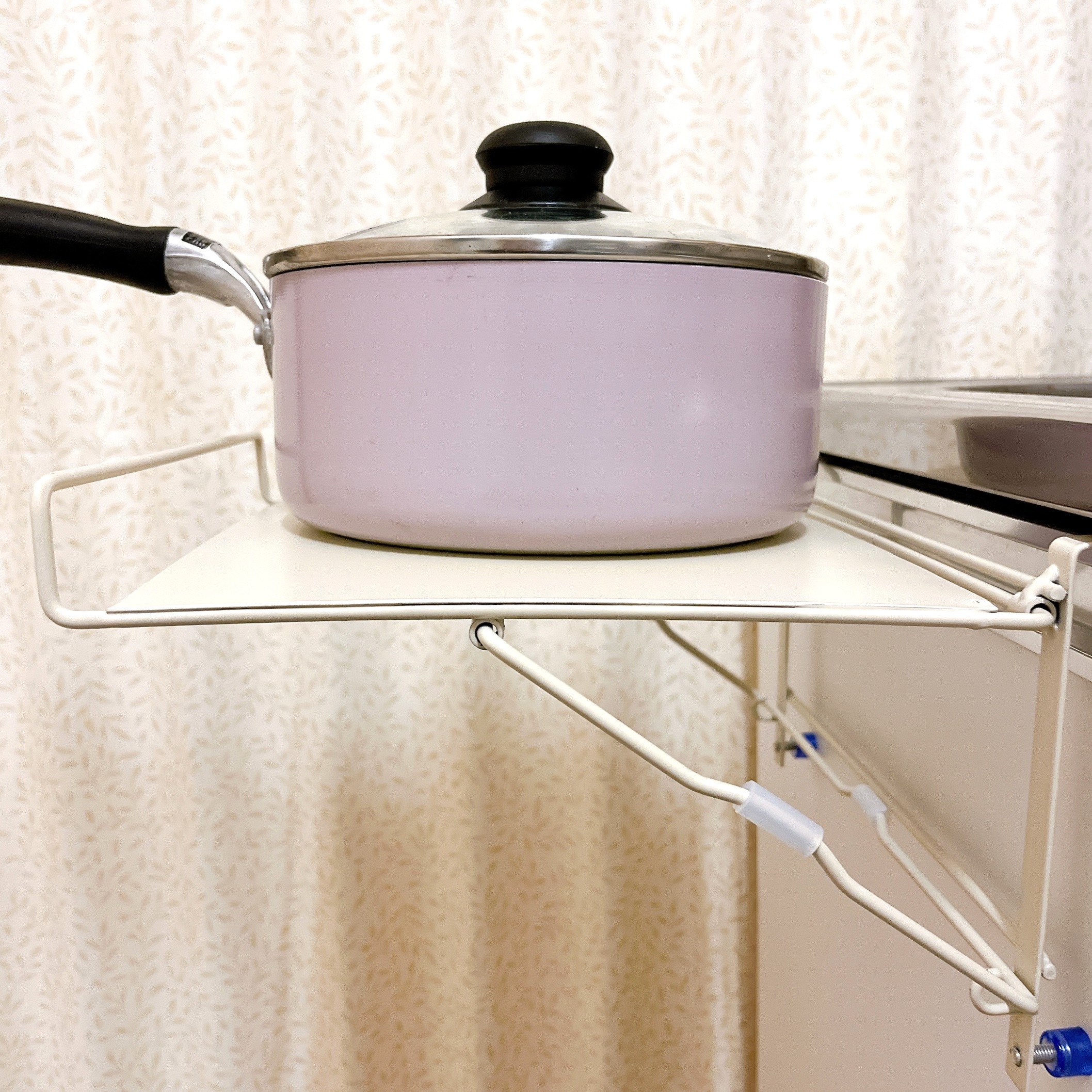 3COINSの「シンクに引っ掛けるサポートテーブル／KITINTO」