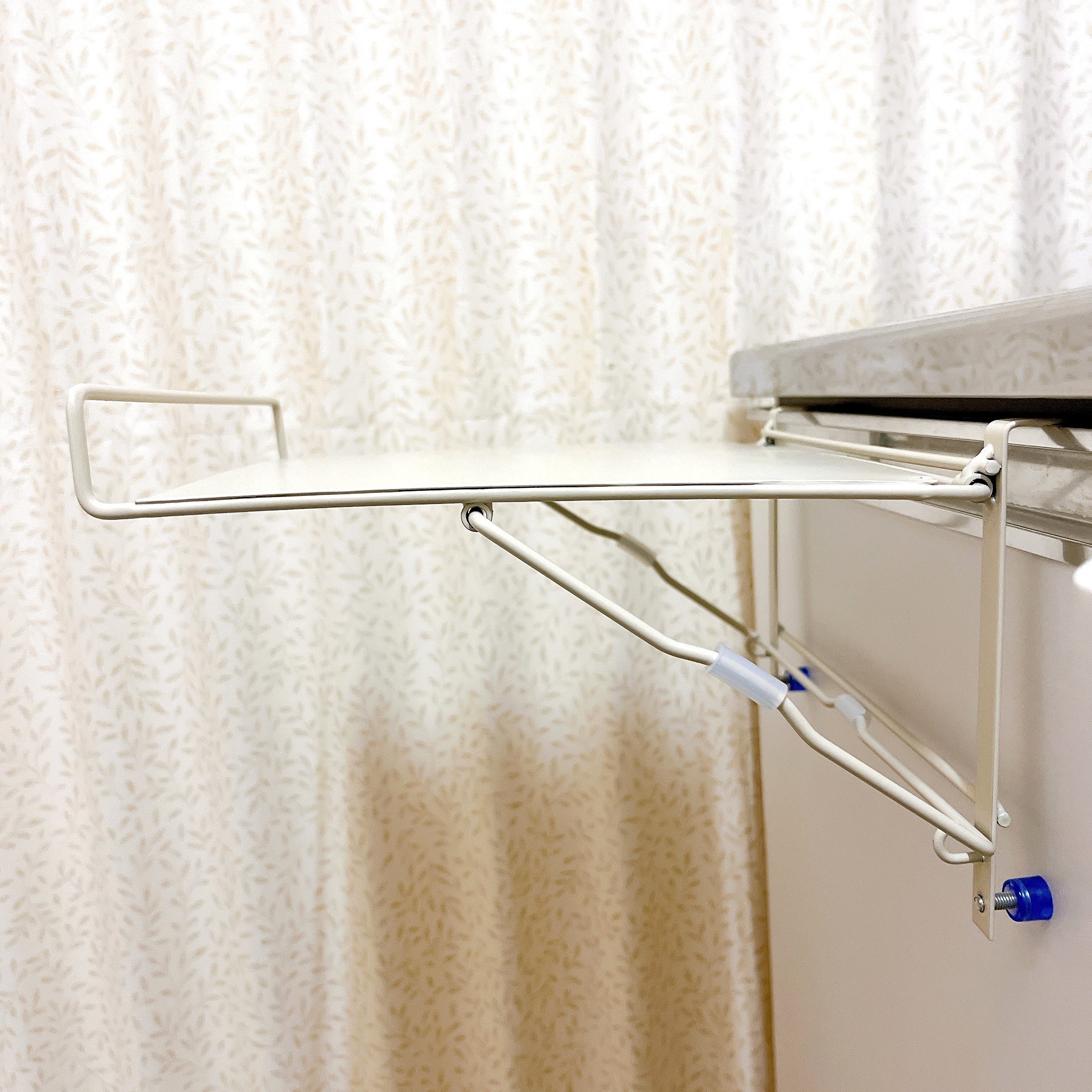 3COINSの「シンクに引っ掛けるサポートテーブル／KITINTO」