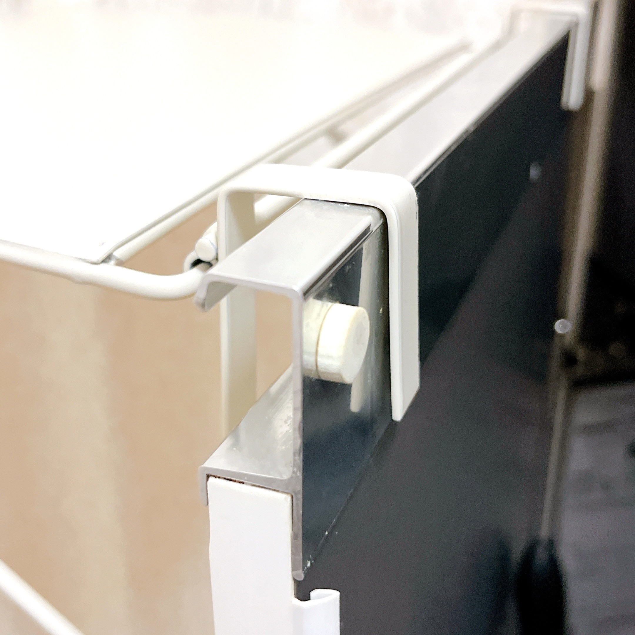 3COINSの「シンクに引っ掛けるサポートテーブル／KITINTO」