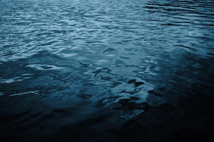 青く波打つ水面。静かな湖または海の一部が映し出されています。