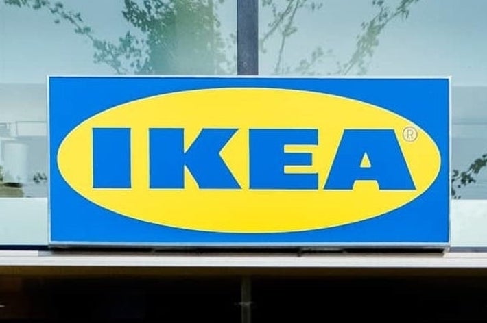 IKEAの青い看板が建物の入口に掲げられている。