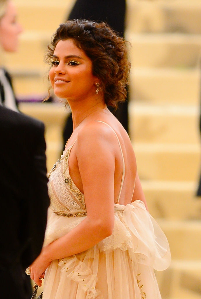 Selena with an orange tan