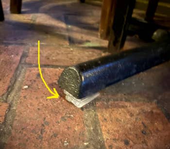 A seat limb is balanced connected a transparent integrative shim connected a ceramic floor