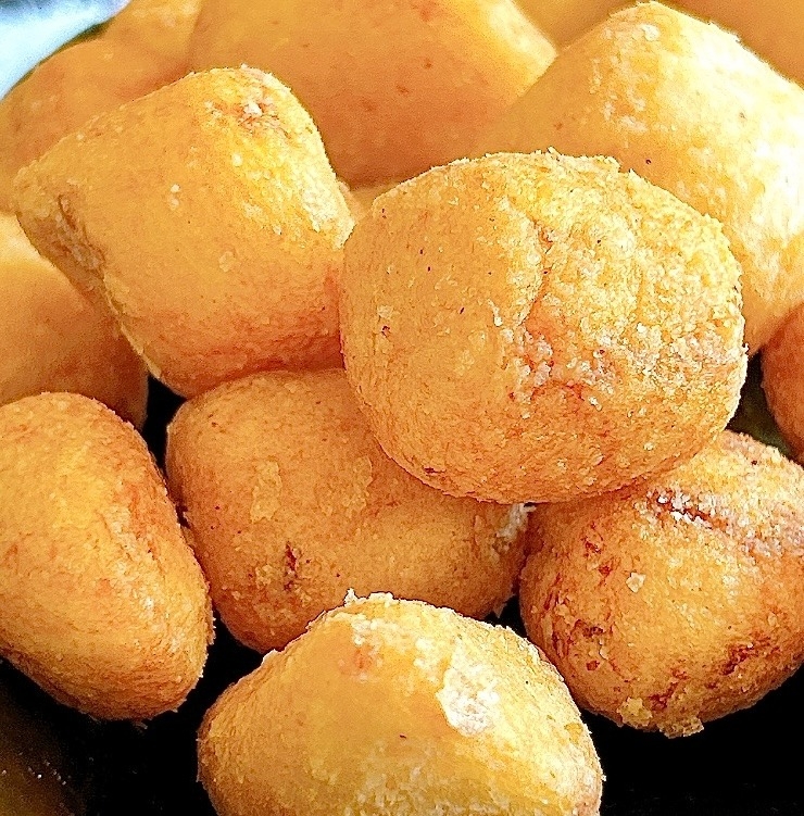 一盛りの揚げたポテトボール。