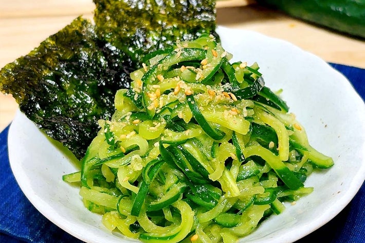 きゅうりのサラダと海苔の盛り付け。粗く刻まれたきゅうりが皿に盛られ、海苔が添えられている。