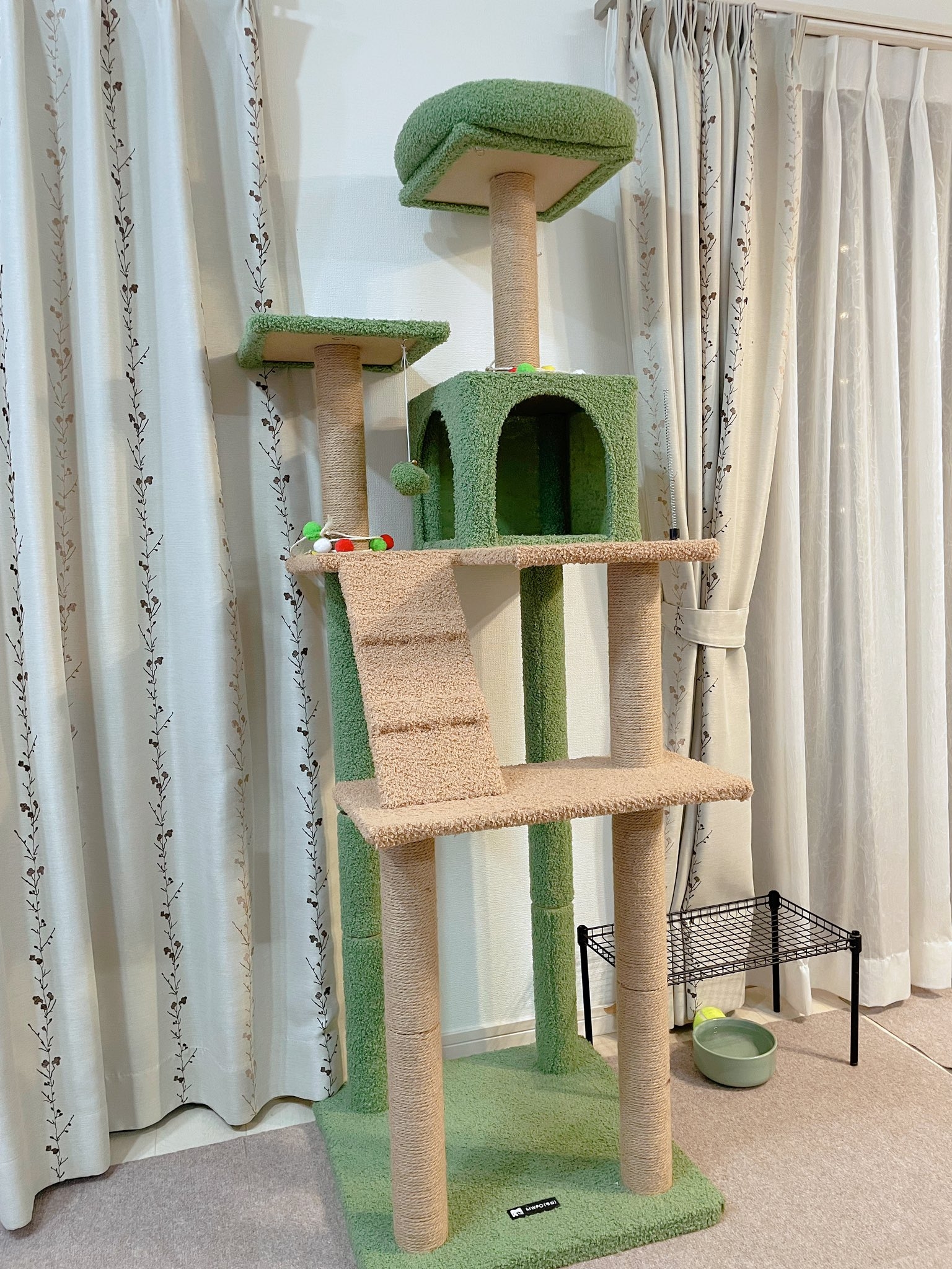 登れないように対策されたキャットタワー / 飼い主さん(@okaka_0516)のXより