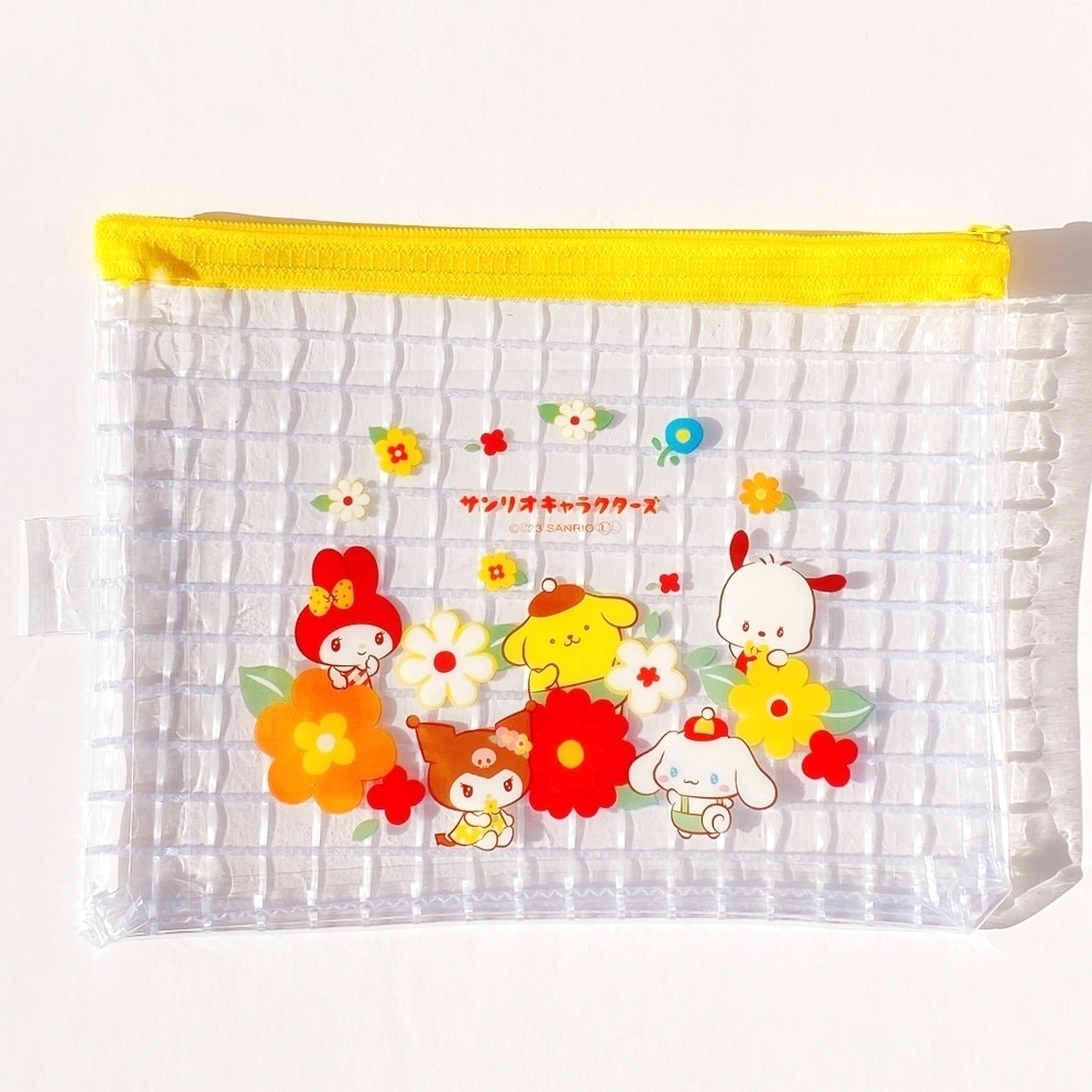 ダイソー「PVCメッシュケース B6 サンリオレトロ」