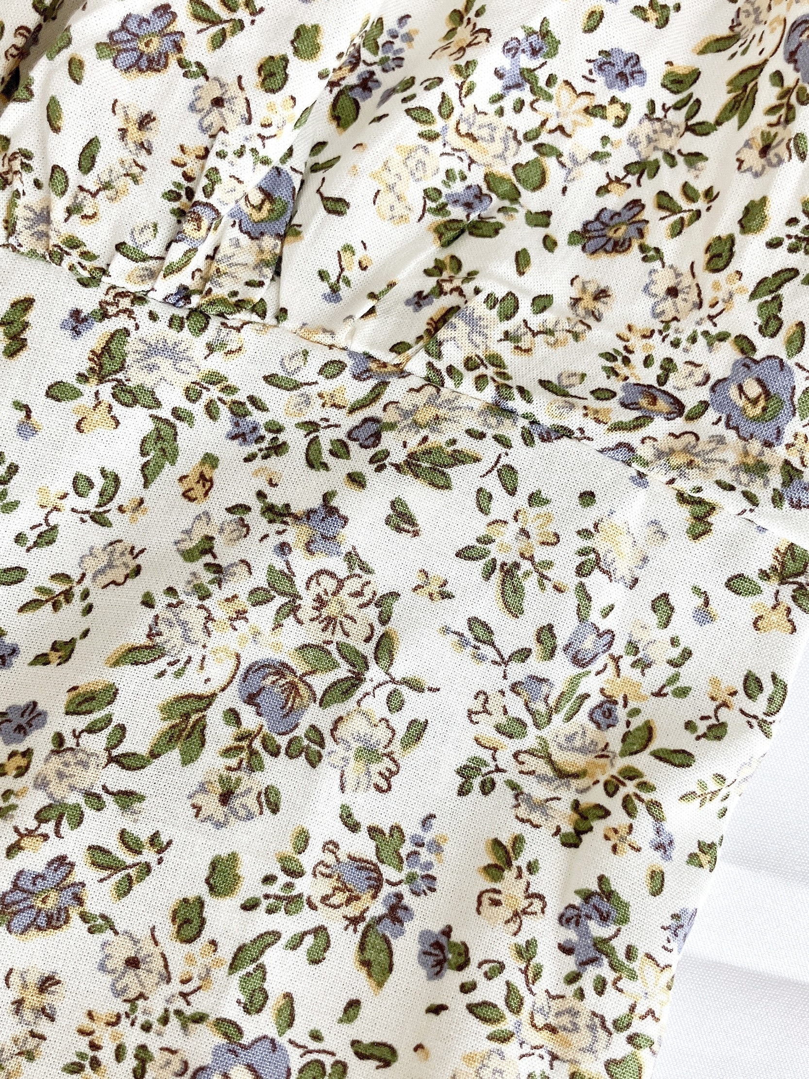 GUの「フラワープリントミニキャミソールワンピース+X」