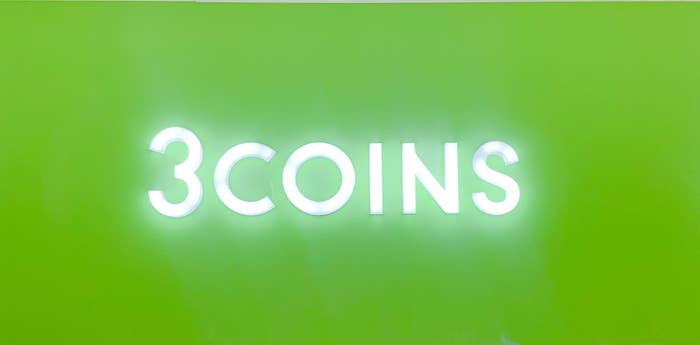 「3COINS」と書かれた看板が表示されています。