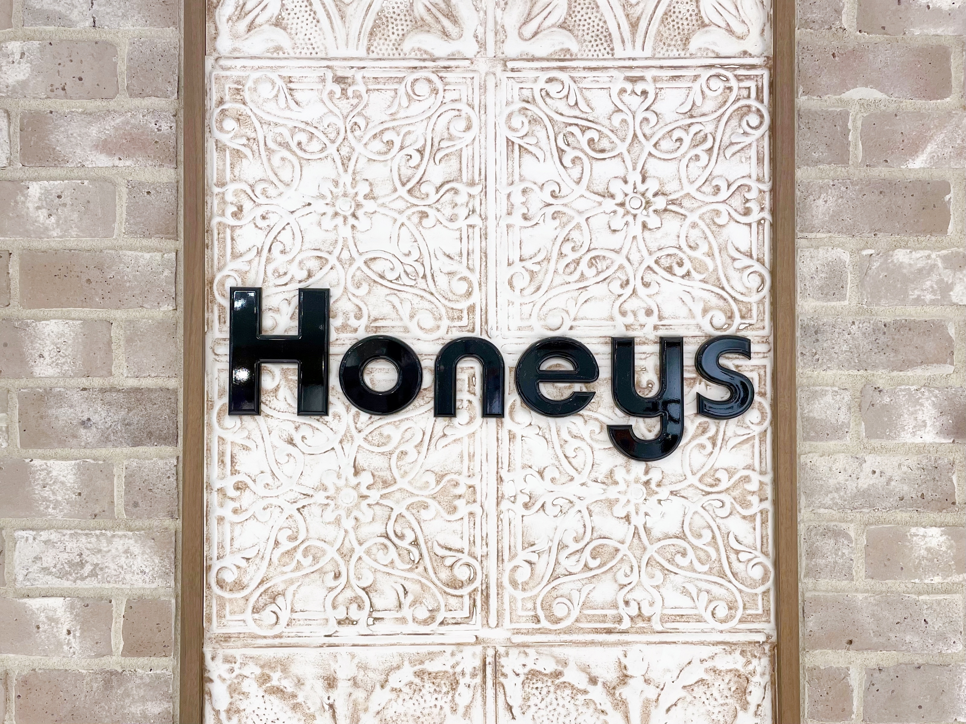 飾り壁に「Honeys」と書かれたサイン。