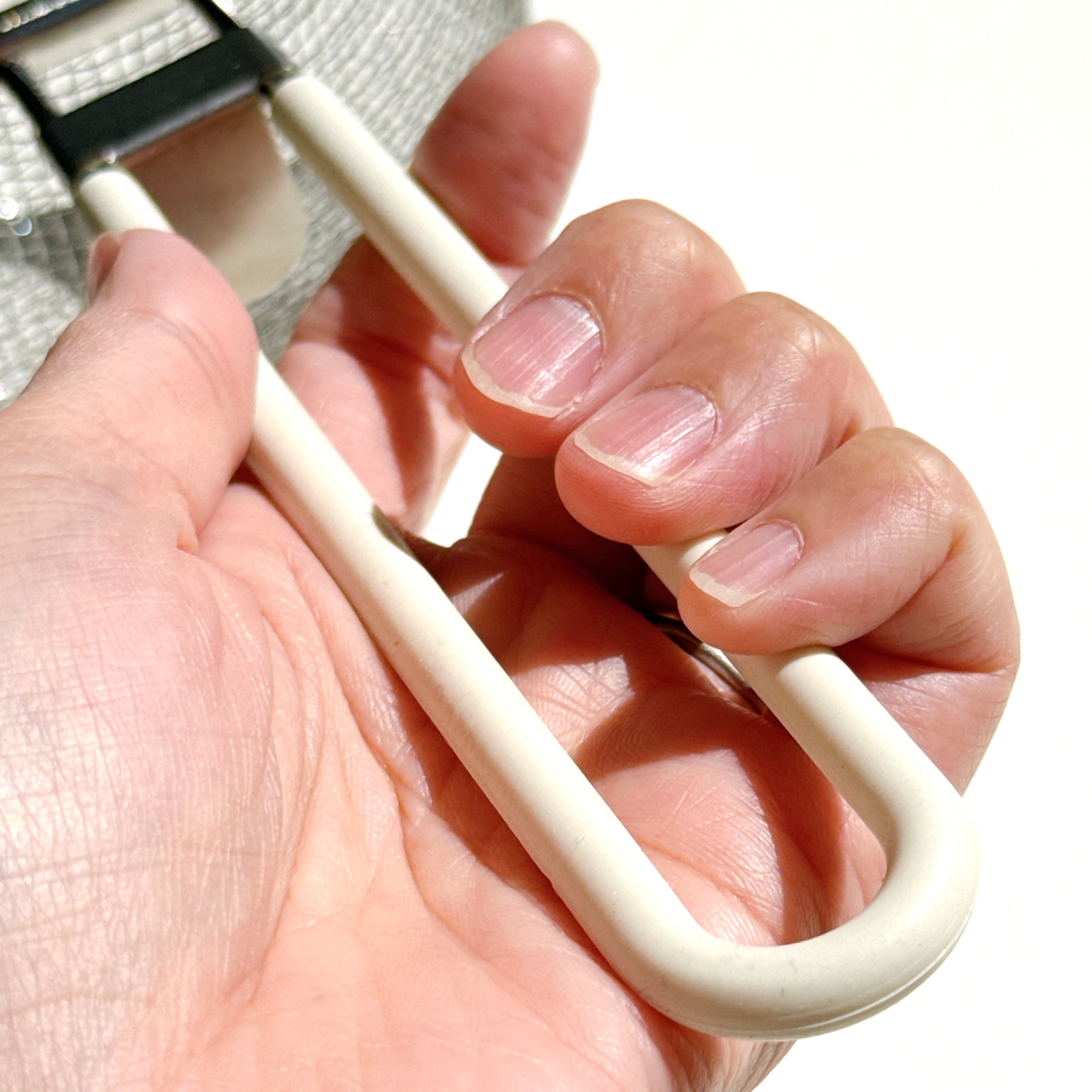 手に持ったフライパンの持ち手部分。