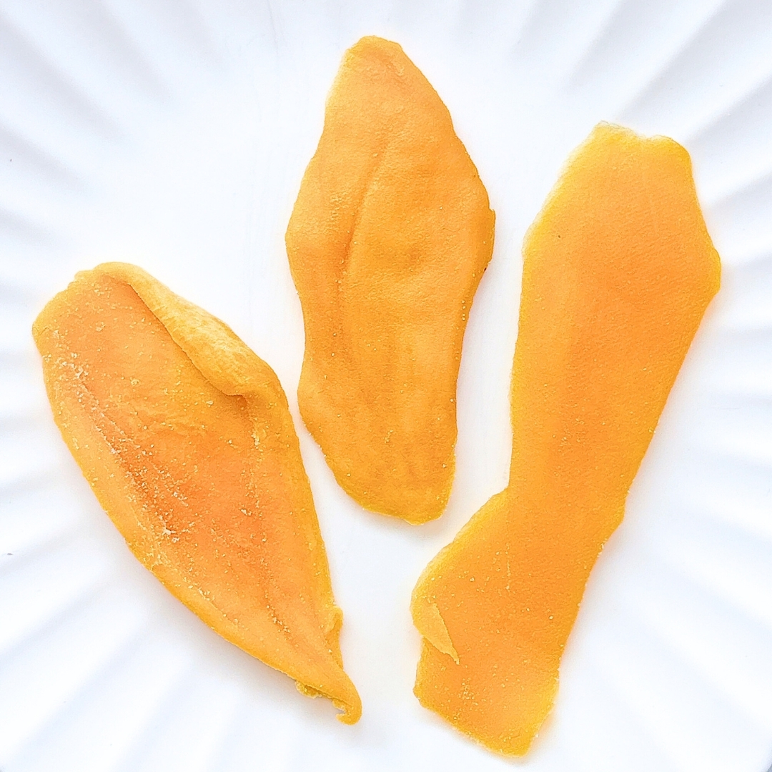 乾燥マンゴースライスが3枚並んでいる様子。