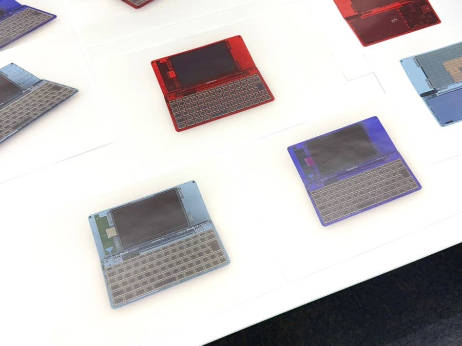 ポメラ】透明ボディの限定モデルが「携帯ゲーム機みたいでかっこいい  