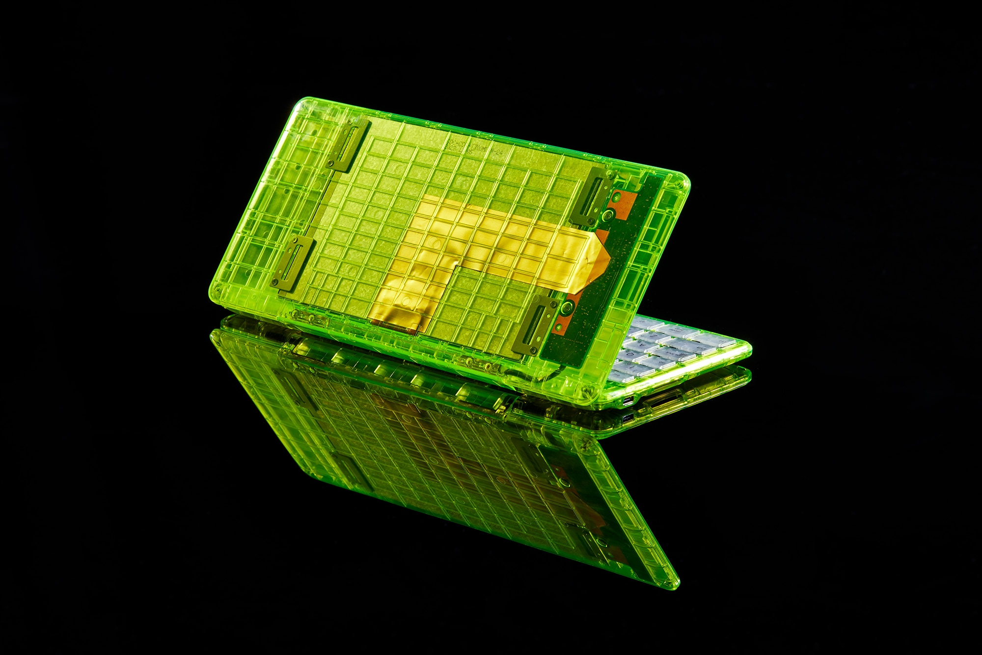 ポメラの限定モデル「DM250XY Crystal Neon Yellow」