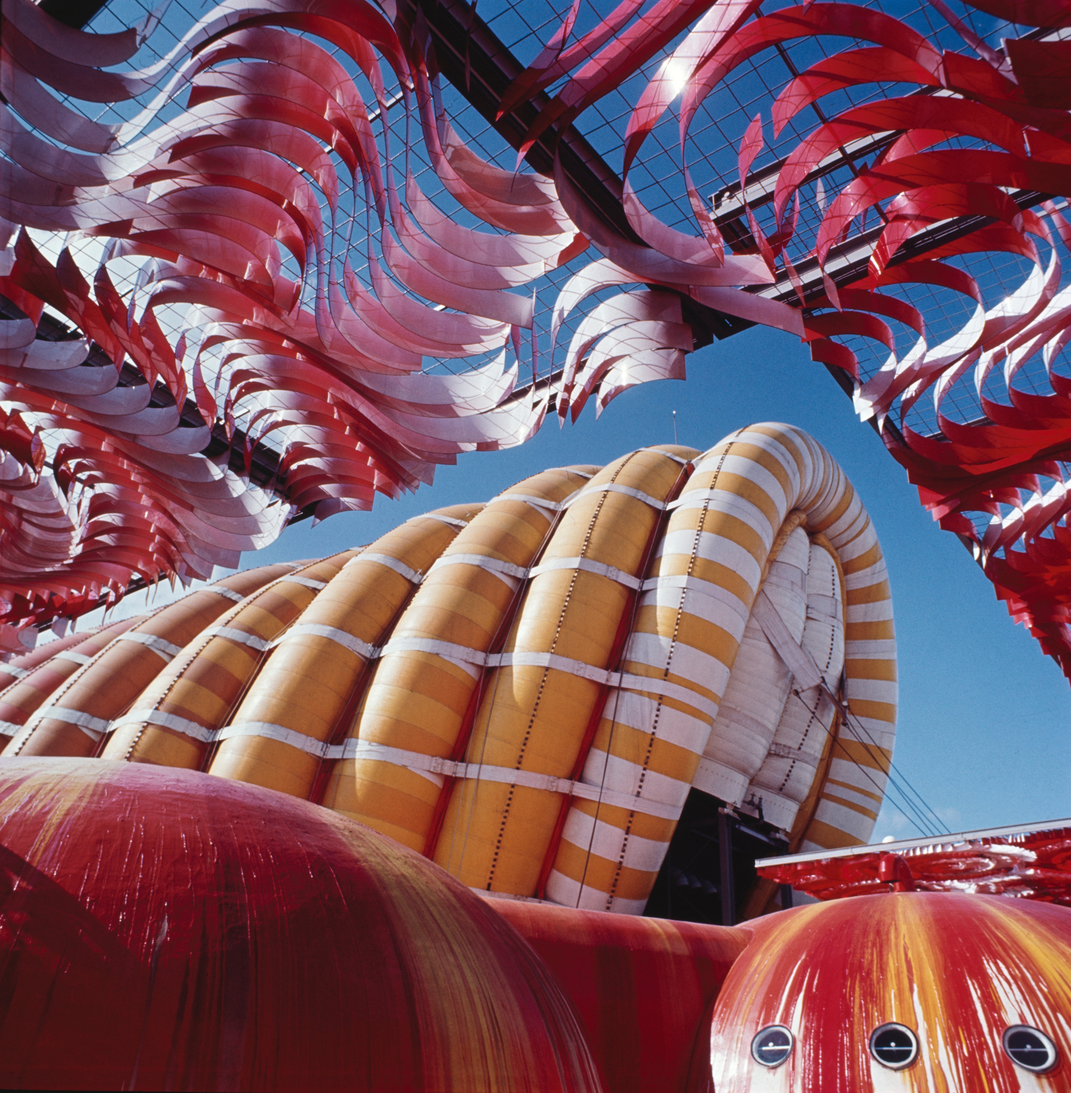 富士グループパピリオン(1970年撮影/時事)