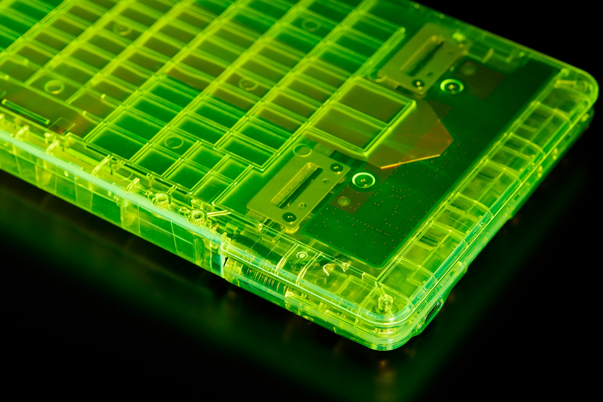 ポメラの限定モデル「DM250XY Crystal Neon Yellow」