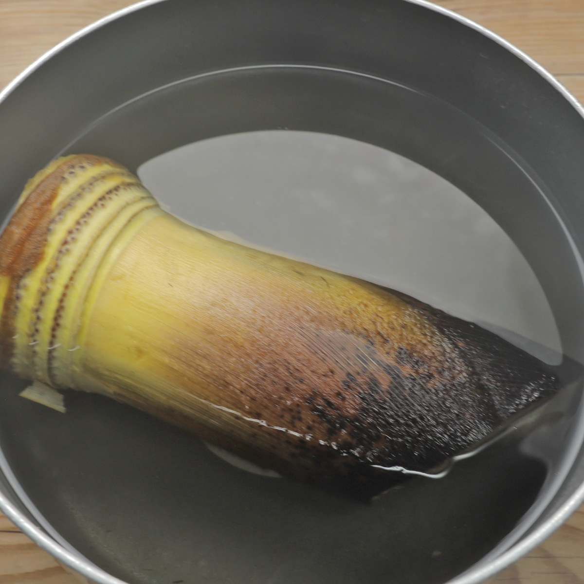 鍋の中にタケノコが入って水に浸されている様子。