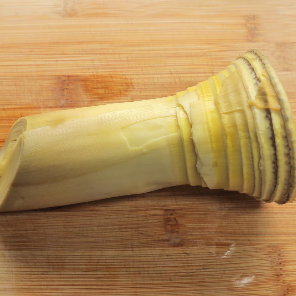 カットされたタケノコが木の板の上に置かれています。