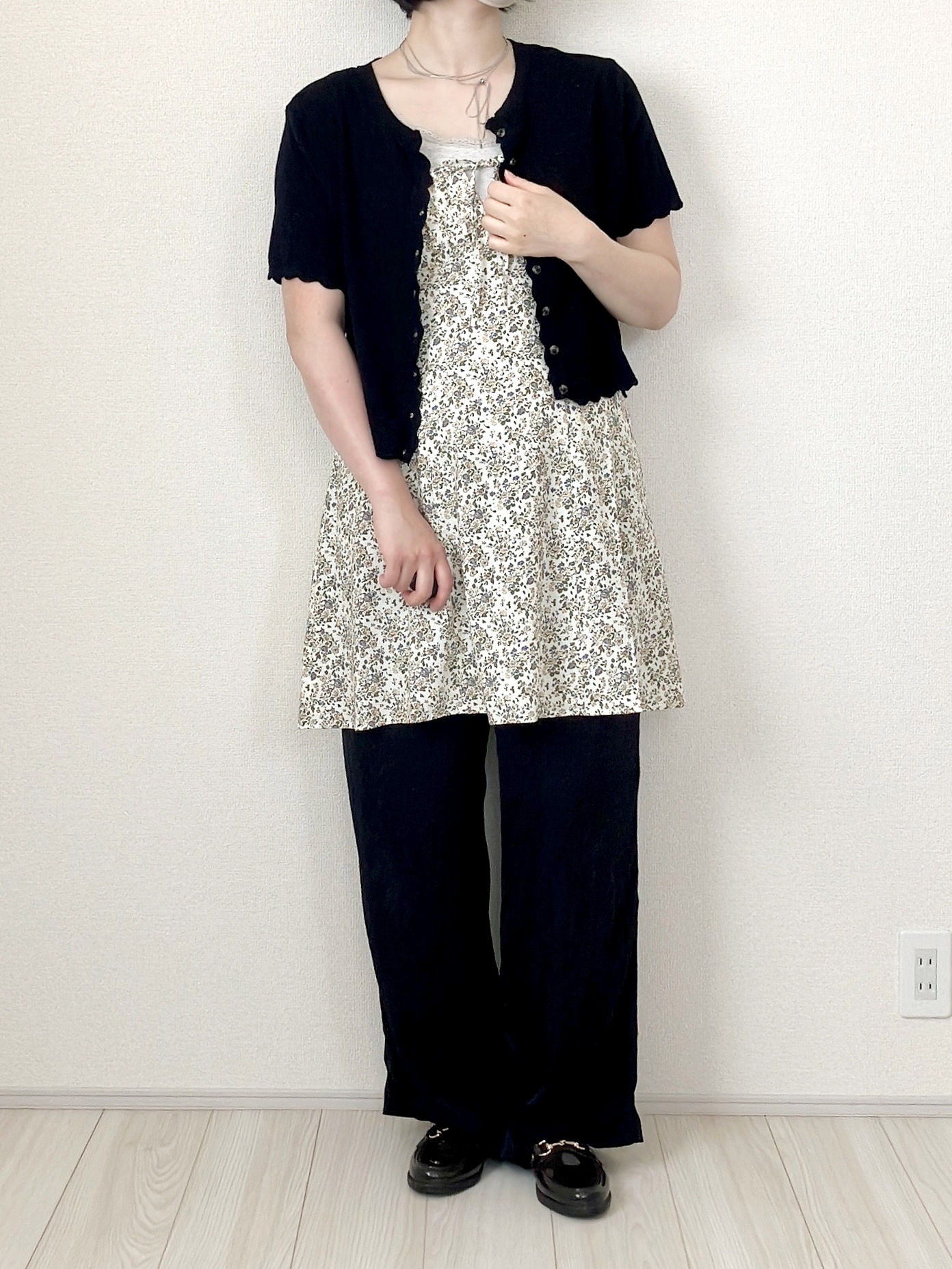 GUの「フラワープリントミニキャミソールワンピース+X」