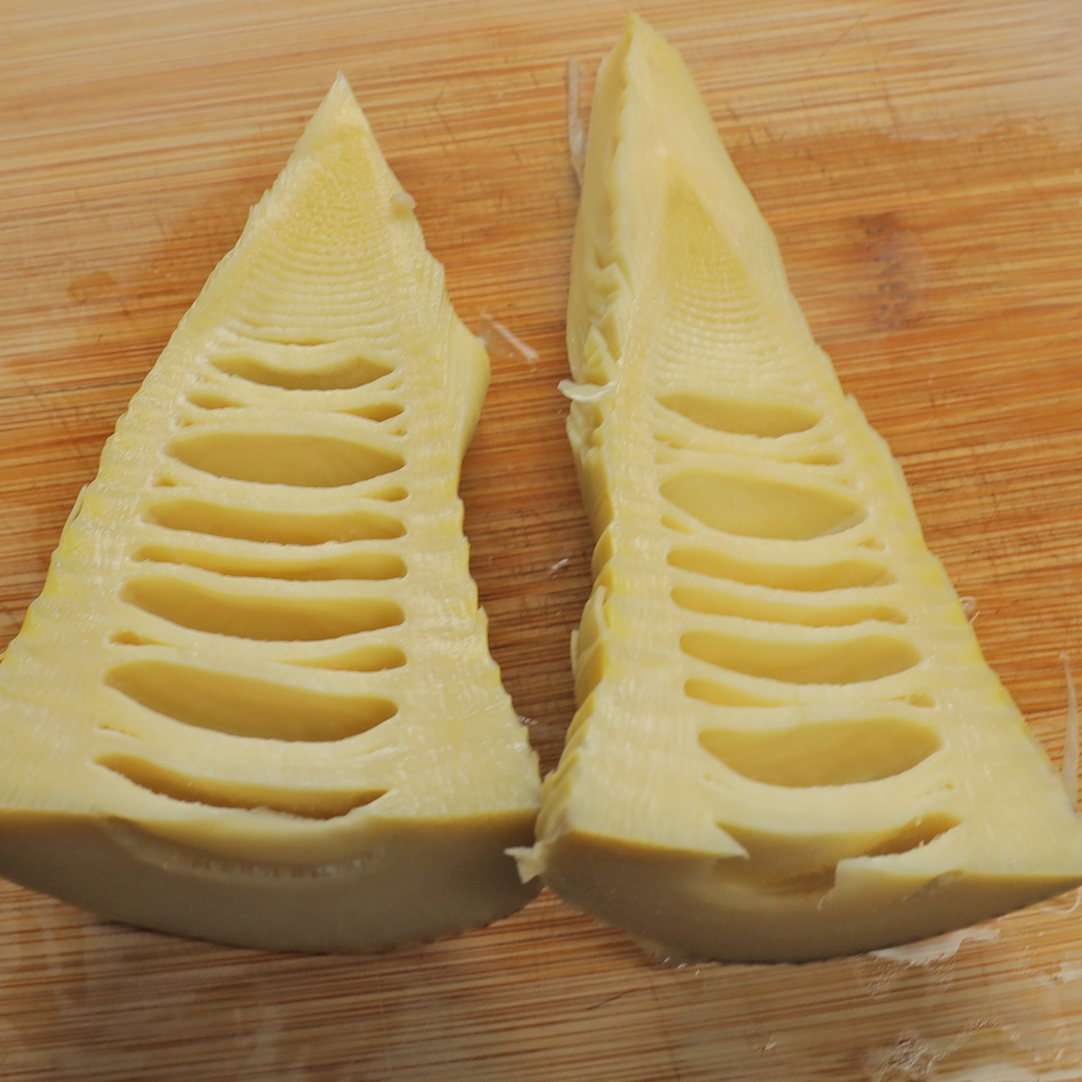 カットされた竹の子の断面が木製の板の上に置かれています。